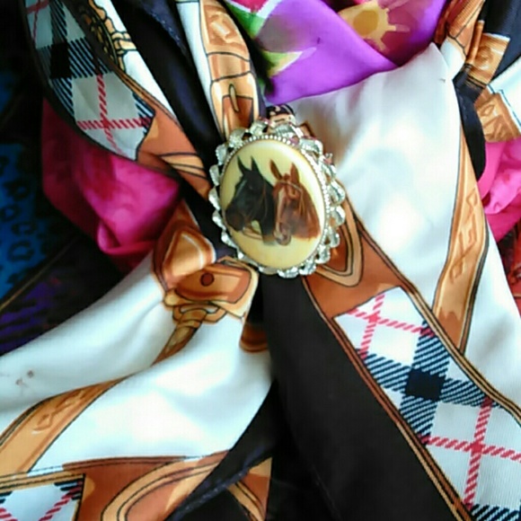 KATHY LEE SCARF & HORSE CAMEO - Picture 2 of 8